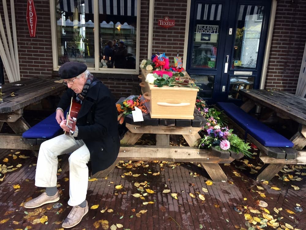 Buurtkroeg gitaar op terras WEB