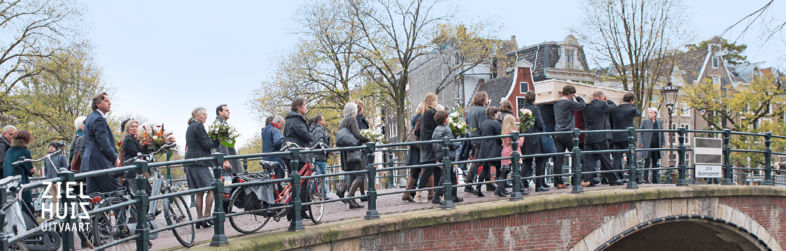 uitvaart Amsterdam Prinsengracht brug