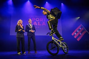 BMX-er Sietse van Berkel bezorgde voor de aftrap een gouden bal aan Heleen van Ketwich Verschuur (directeur AmstelveenSport) en burgemeester Tjapko Poppens. Foto: Pim Waslander