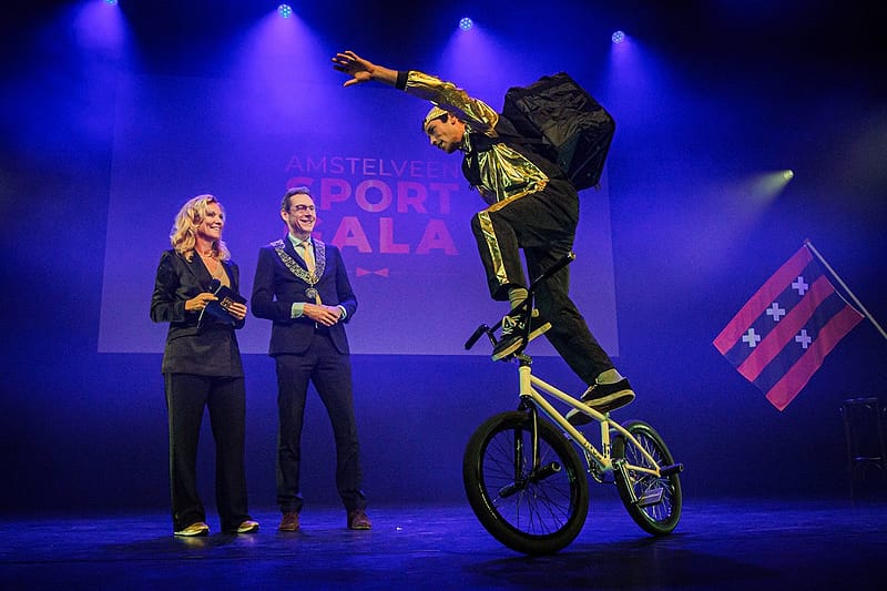 BMX-er Sietse van Berkel bezorgde voor de aftrap een gouden bal aan Heleen van Ketwich Verschuur (directeur AmstelveenSport) en burgemeester Tjapko Poppens. Foto: Pim Waslander