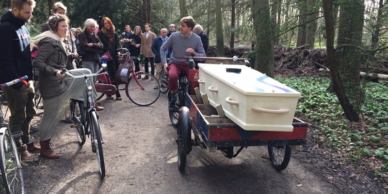 uitvaartkist op bakfiets